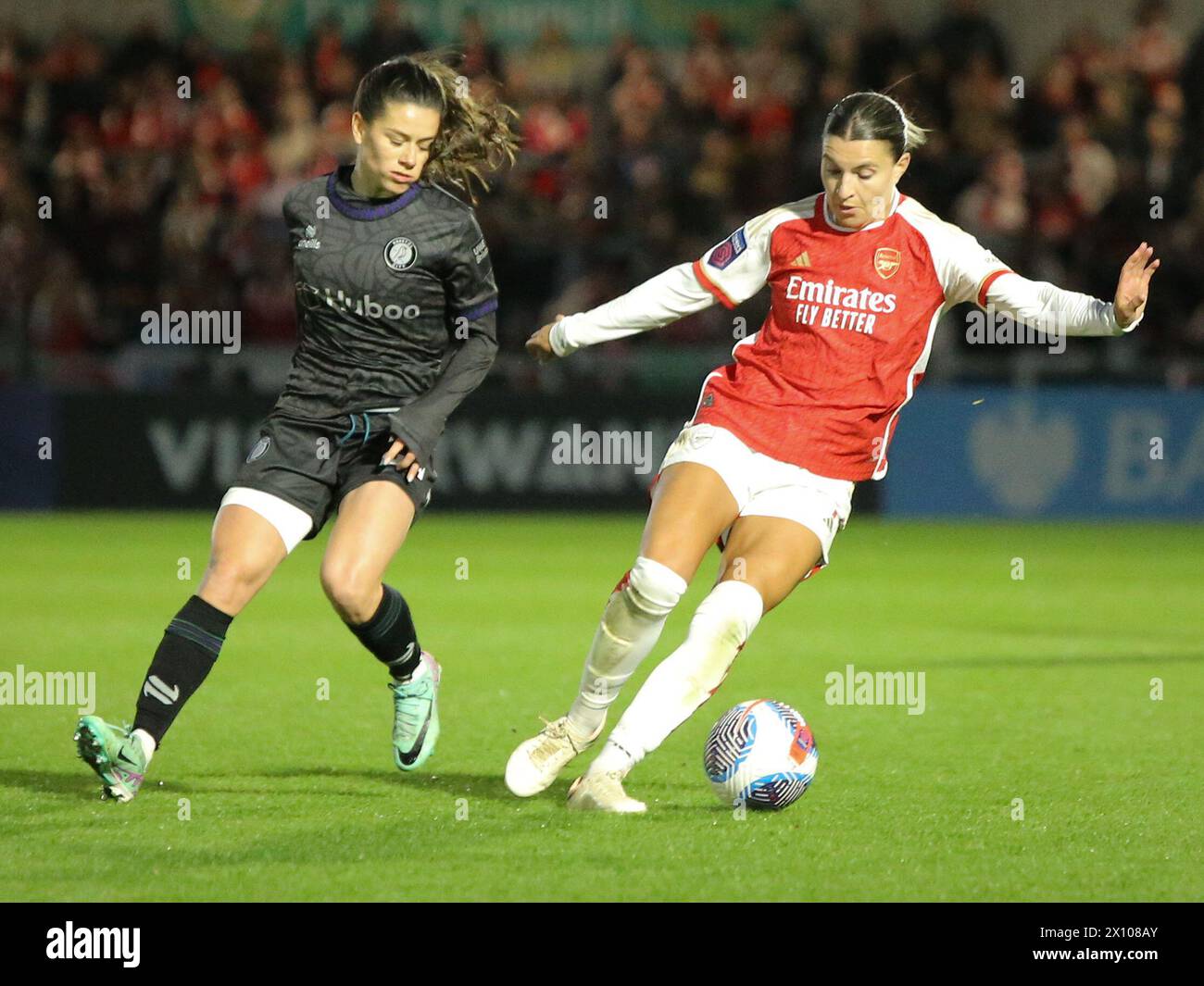 Borehamwood, Royaume-Uni. 14 avril 2024. Borehamwood, Angleterre, 14 avril 2024 : Ffion Morgan (24 Bristol City) et Steph Catley (7 Arsenal) en action lors du match de Super League Barclays FA entre Arsenal et Bristol City au Mangata Pay UK Stadium (Meadow Park) à Borehamwood, Angleterre. (Jay Patel/SPP) crédit : photo de presse sportive SPP. /Alamy Live News Banque D'Images