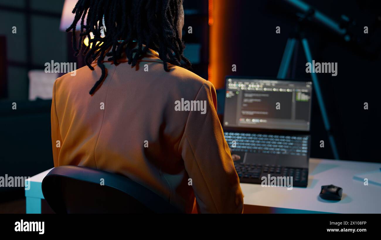 Étudiant collégial apprenant sur l'externalisation avec script html, appréciant l'apprentissage en ligne et les cours en ligne. Femme utilisant le langage de programmation, améliorant ses compétences en codage avec l'analytique. Caméra B. Banque D'Images