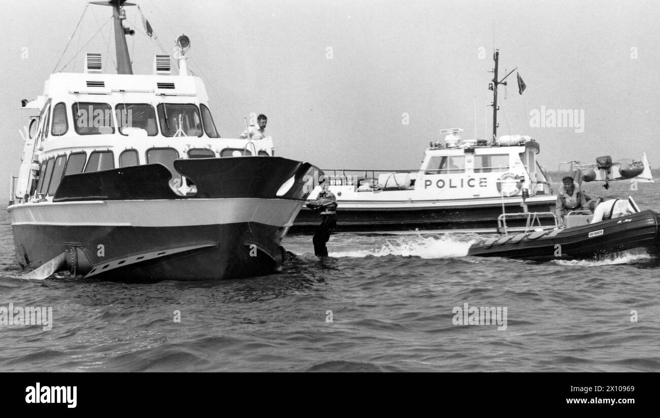 LES SERVICES DE POLICE ET DE SAUVETAGE SUR LES LIEUX DE LA COLLISION ENTRE L'HYDROPTÈRE, ENTRAÎNANT LE NAUFRAGE D'UN YACHT AU LARGE DE L'ÎLE DE COWES DE WIGHT.1989 PIC MIKE WALKER 1989 Banque D'Images