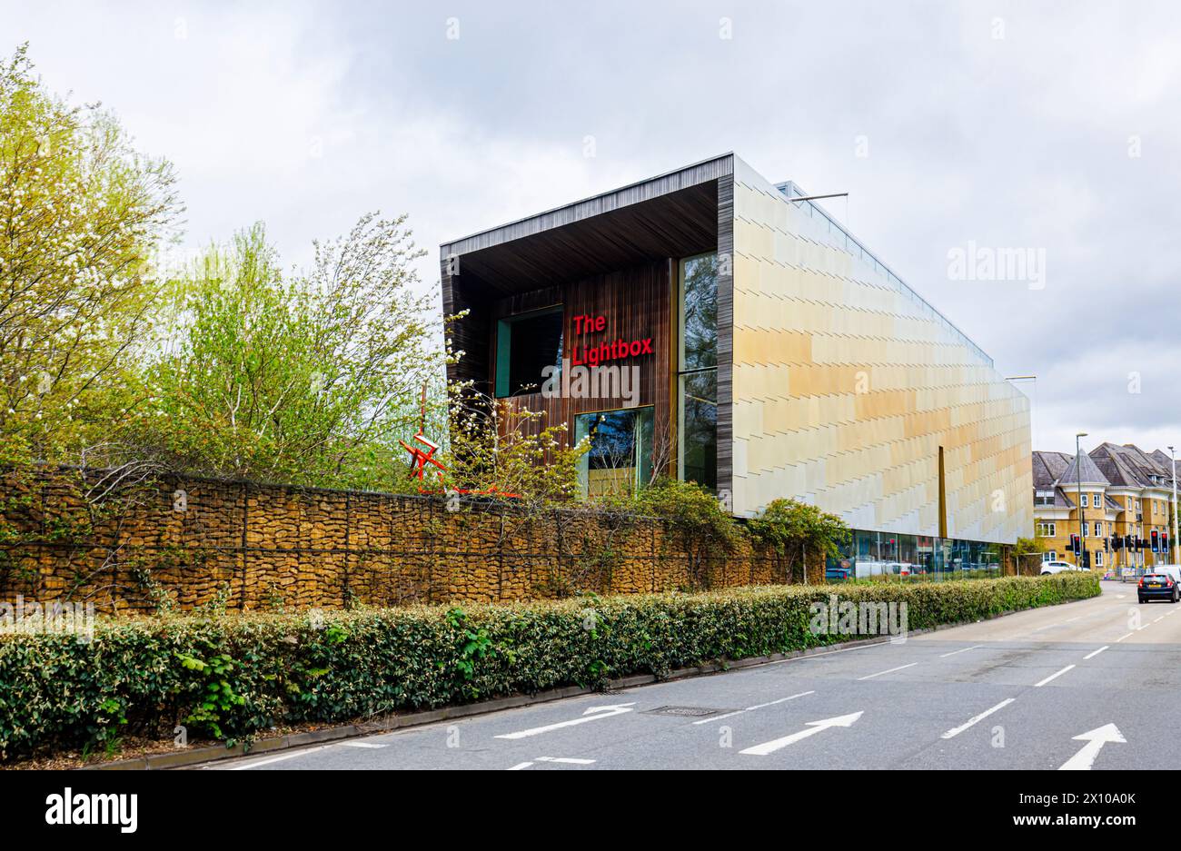 The Lightbox, une galerie d'art moderne locale, un centre culturel et un espace d'exposition dans le centre-ville de Woking, une ville du Surrey, en Angleterre Banque D'Images