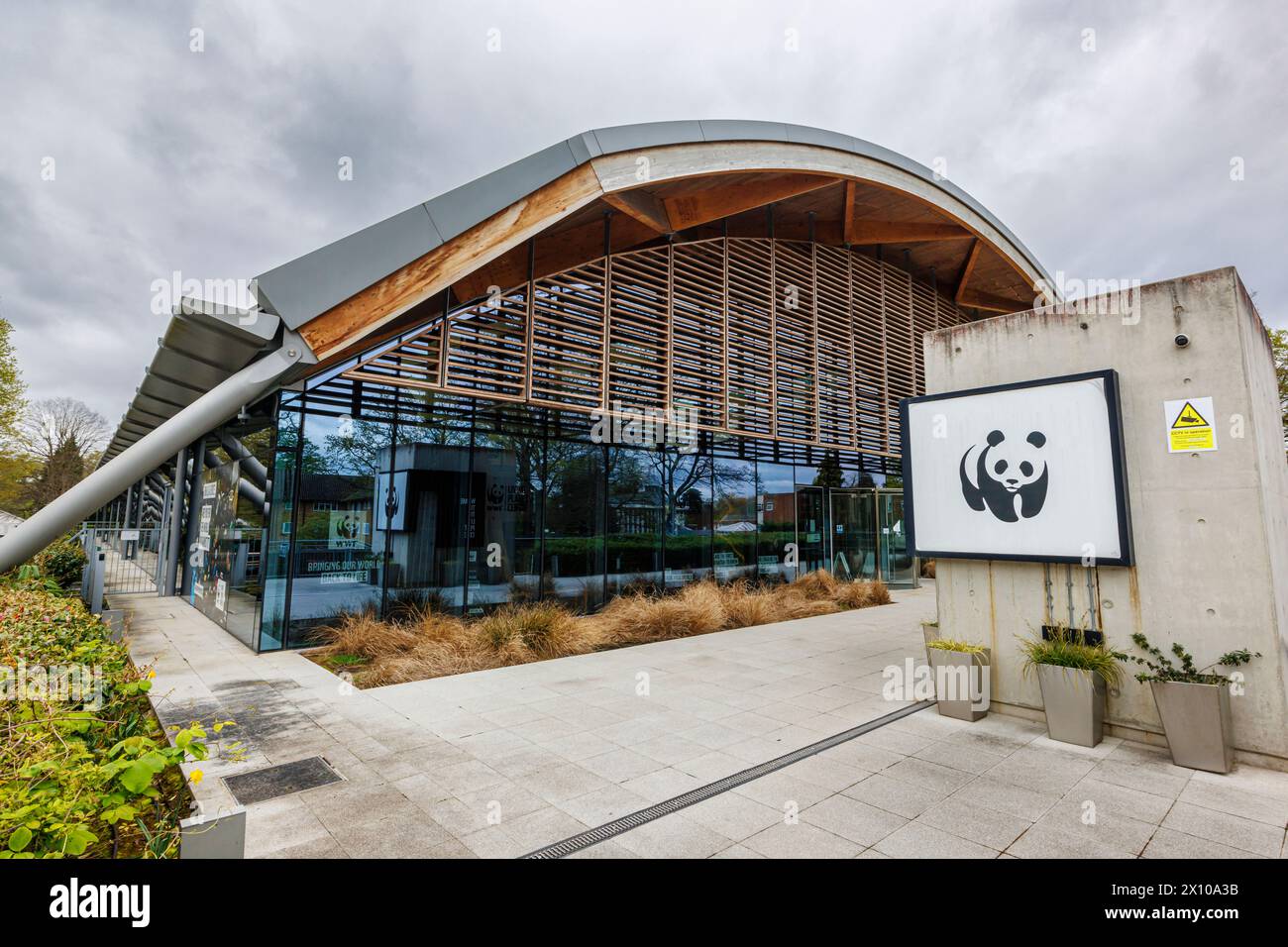 Le siège du World Wide Fund for nature (WWF) d'architecture moderne, le Living Planet Centre, dans le centre de Woking, une ville du Surrey, en Angleterre Banque D'Images