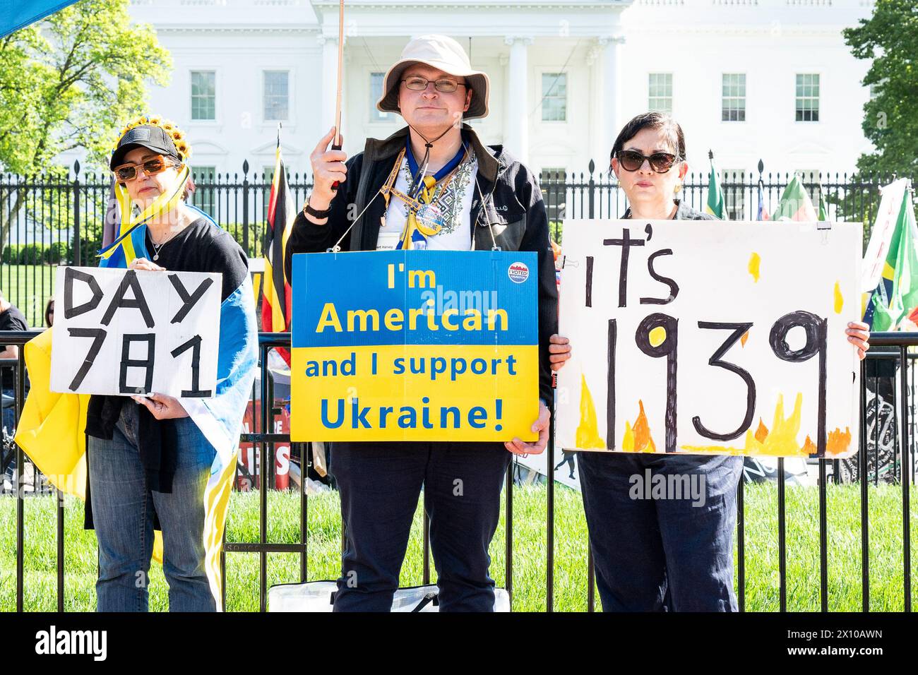 Washington, États-Unis. 14 avril 2024. Des gens tenant des pancartes en soutien à l'Ukraine devant la Maison Blanche à Washington, DC. (Photo de Michael Brochstein/Sipa USA) crédit : Sipa USA/Alamy Live News Banque D'Images