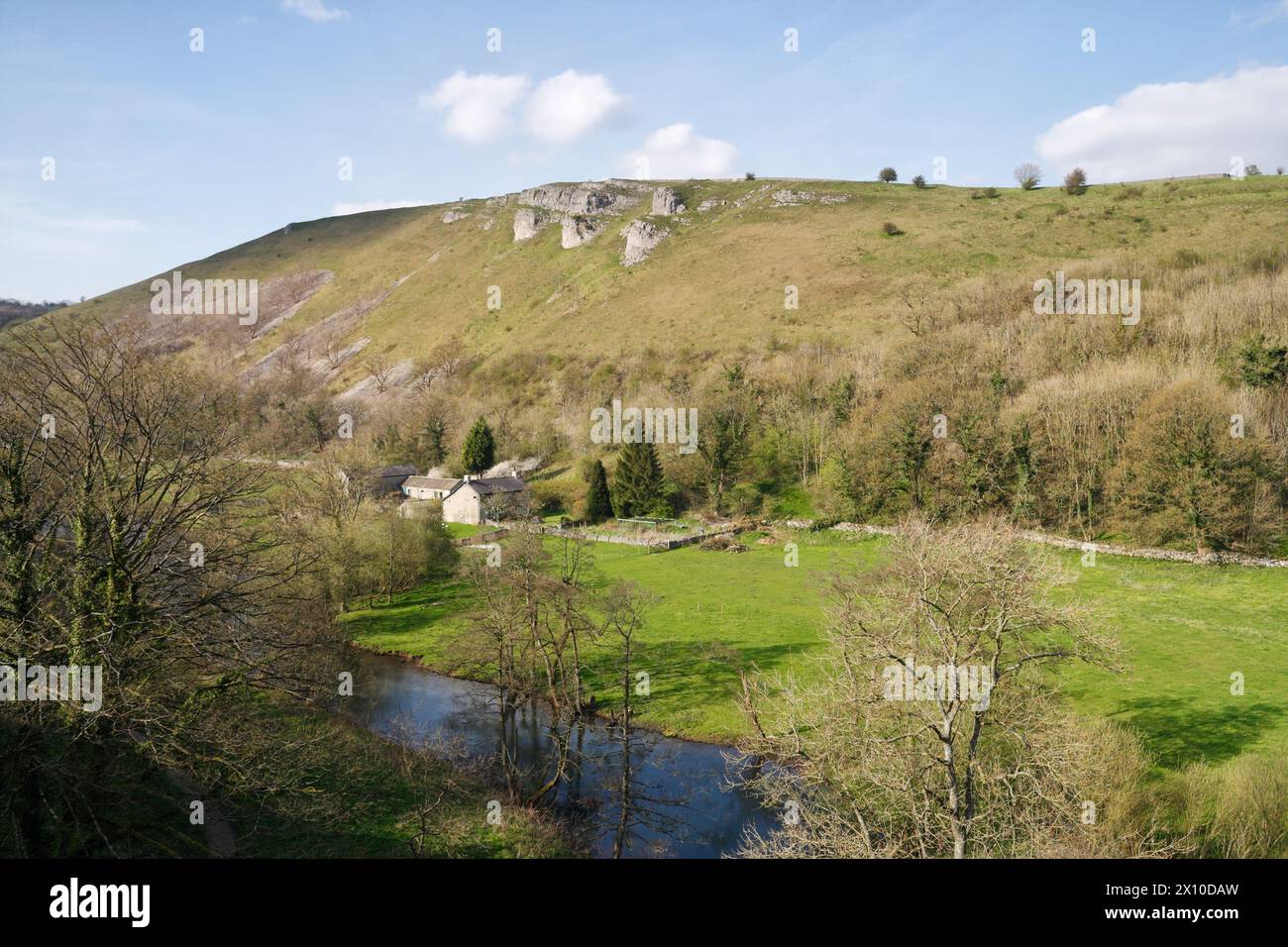 Monsal Dale et la vallée de la rivière Wye depuis le viaduc de Headstone dans le pittoresque Derbyshire Angleterre Royaume-Uni, vue depuis la campagne britannique de Monsal Trail Banque D'Images