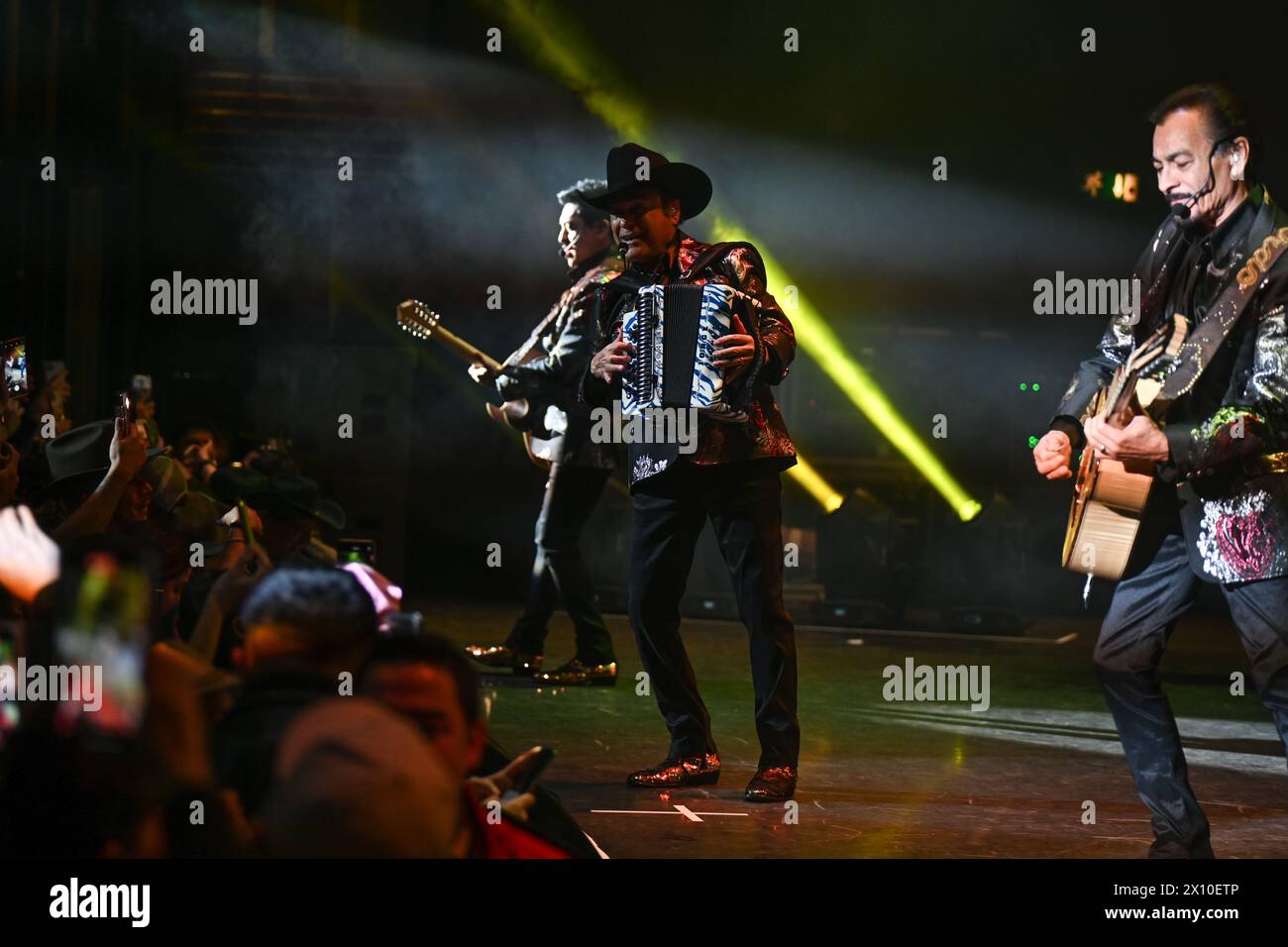 EVENTIM Apollo, Londres, Royaume-Uni. 14 avril 2024. Un groupe mexicain de San Jose, en Californie, Los Tigres del Norte a une foule de fans du Mexique et d'Amérique latine présents. Ils se produisent en direct à Eventim Apollo à Londres, au Royaume-Uni. Ils se produisent en direct à Eventim Apollo à Londres, au Royaume-Uni. Crédit : Voir Li/Picture Capital/Alamy Live News Banque D'Images