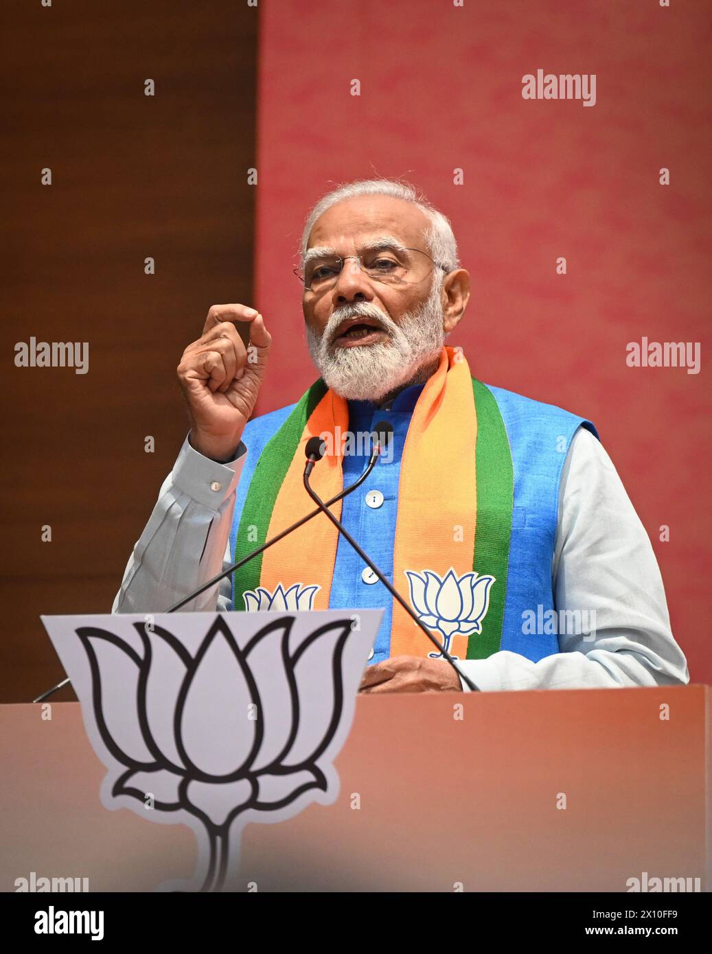 NEW DELHI, INDE - 14 AVRIL : le premier ministre Narendra Modi s'adresse au rassemblement lors du lancement du Sankalp Patra du BJP pour les élections Lok Sabha 2024 au siège du BJP, le 14 avril 2024 à New Delhi, en Inde. Manifeste électoral du BJP - “'Sankalp Patra' : une nation, une élection et un système de liste électorale commun seront introduits.' BJP a également promis d'introduire une loi contre les fuites de papier d'examen. (Photo Ajay Aggarwal/Hindustan Times/Sipa USA ) Banque D'Images