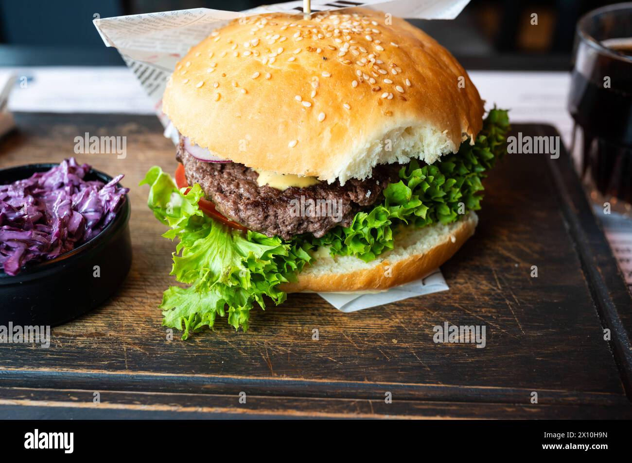 Hamburger classique avec laitue sur une assiette en bois, Bruxelles, Belgique Banque D'Images