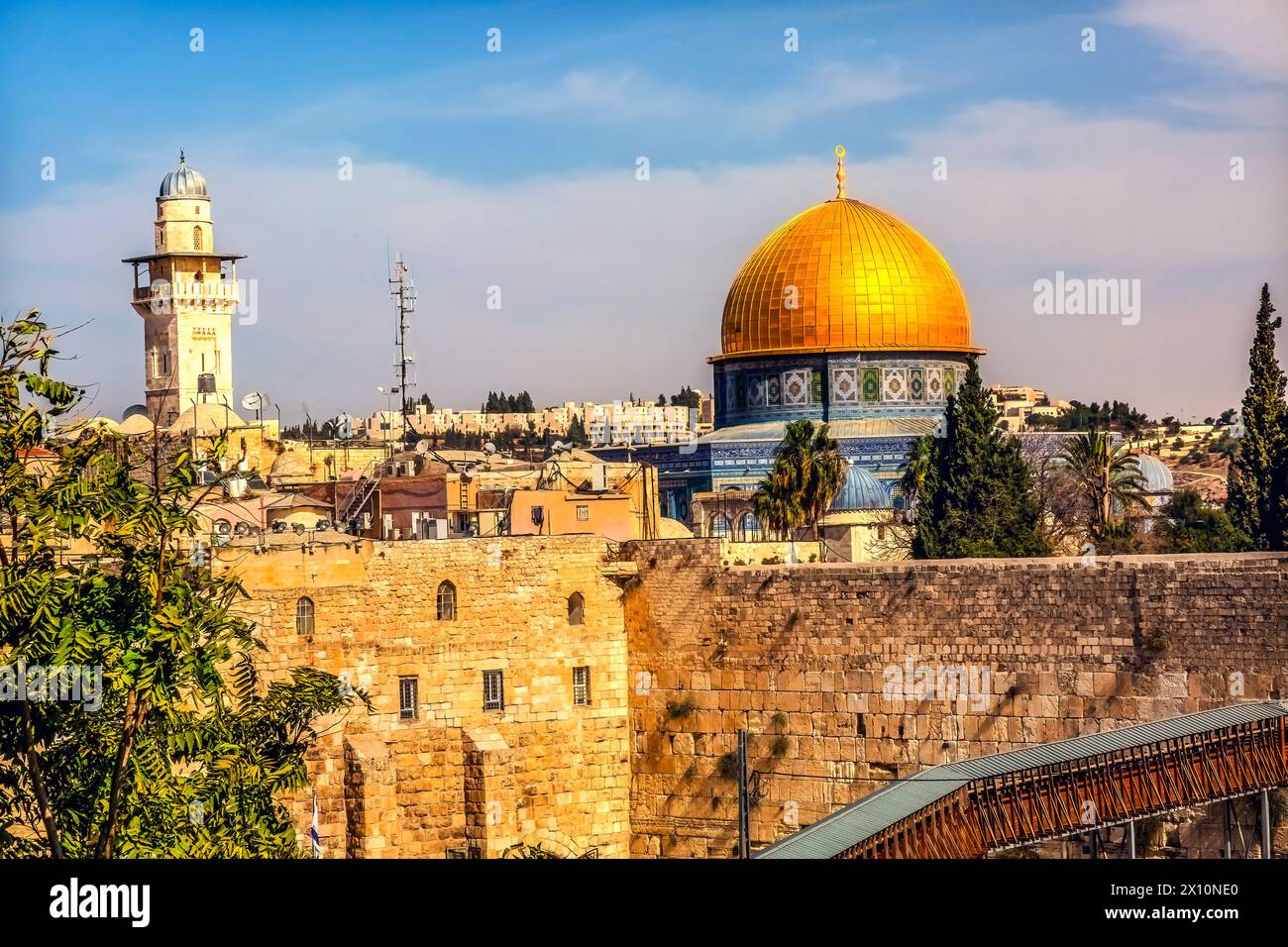 Dôme doré du Minaret de roche Western'Wailing' Wall de l'ancien Temple Jérusalem Israël. Mur construit en 100 av. J.-C. sur le Mont du Temple. Le siège le plus Saint du Judaïsme Banque D'Images