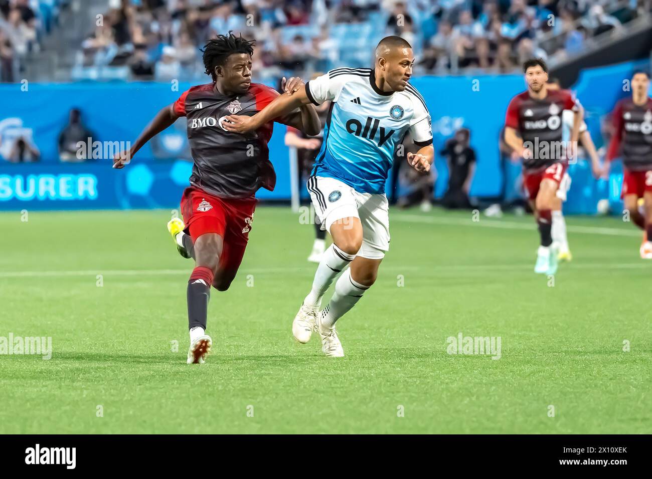 Charlotte, Caroline du Nord, États-Unis. 13 avril 2024. Charlotte FC Defender BILL TUILOMA (NZL) lutte pour la position lors du Charlotte FC vs Toronto FC au Bank of America Stadium à Charlotte, Caroline du Nord. (Crédit image : © Walter G Arce SR/ASP) USAGE ÉDITORIAL SEULEMENT! Non destiné à UN USAGE commercial ! Banque D'Images