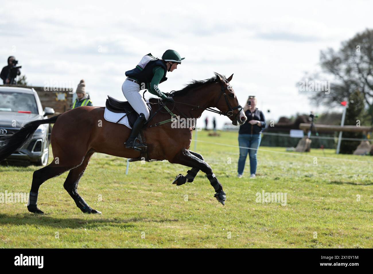 Burnham Market, Norfolk, Royaume-Uni. 14 avril 2024. Susie Berry d'Irlande avec RINGWOOD LB pendant le cross country CCI4*-S au Burnham Market International Horse Trials le 14 avril 2024, Burnham Market, Royaume-Uni (photo de Maxime David crédit : MXIMD Pictures/Alamy Live News crédit : MXIMD Pictures/Alamy Live News Banque D'Images