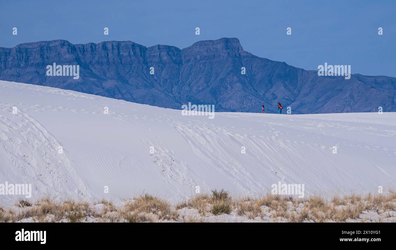 Mère et fille se promènent dans les dunes, White Sands National Park, Alamogordo, Nouveau-Mexique. Banque D'Images
