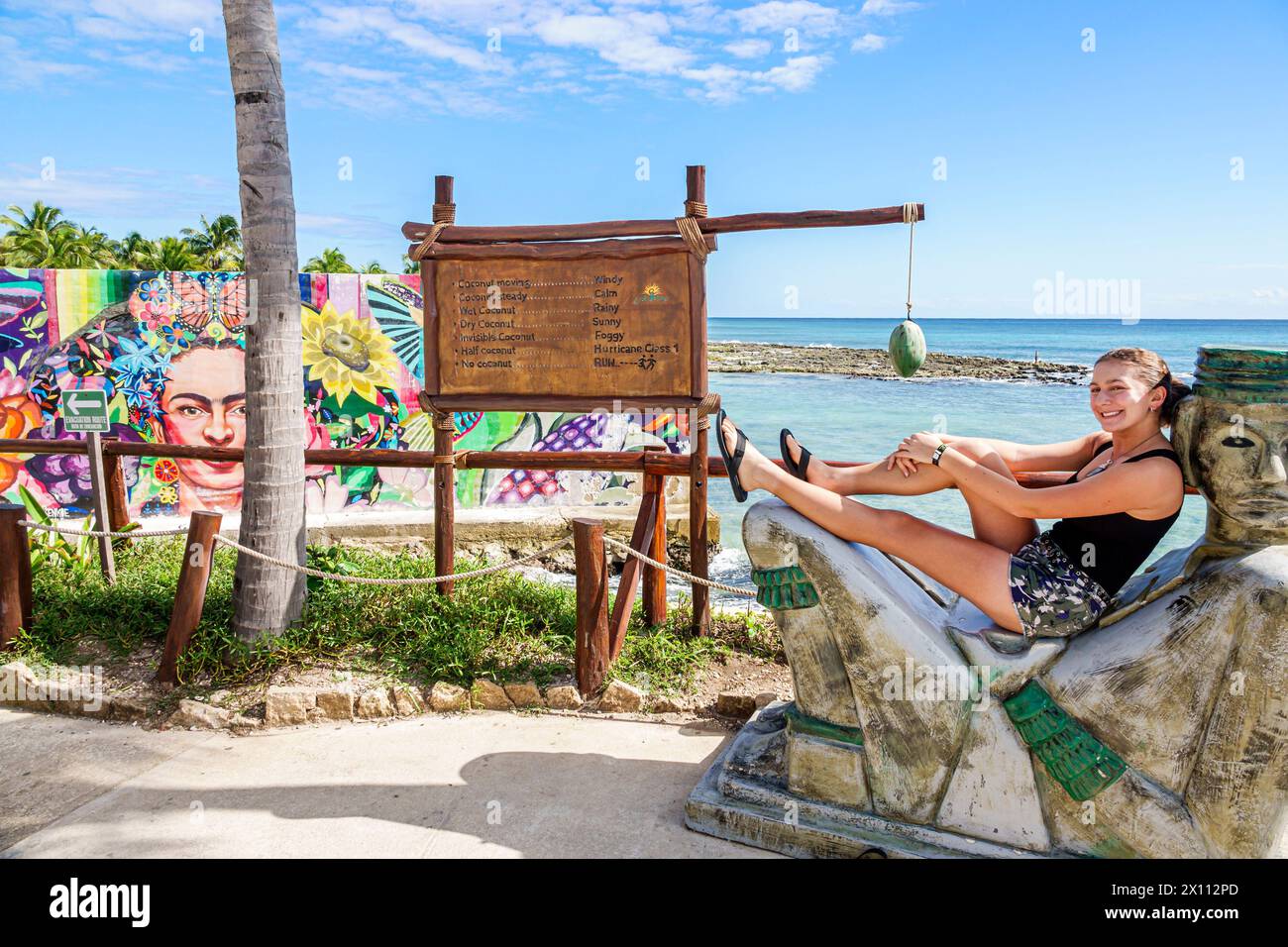 Costa Maya Beach Mexique, Port de croisière, navire Norwegian Joy Cruise Line, itinéraire de 7 jours de la mer des Caraïbes, chac Mool Chacmool inclinable statue masculine maya, femme Banque D'Images