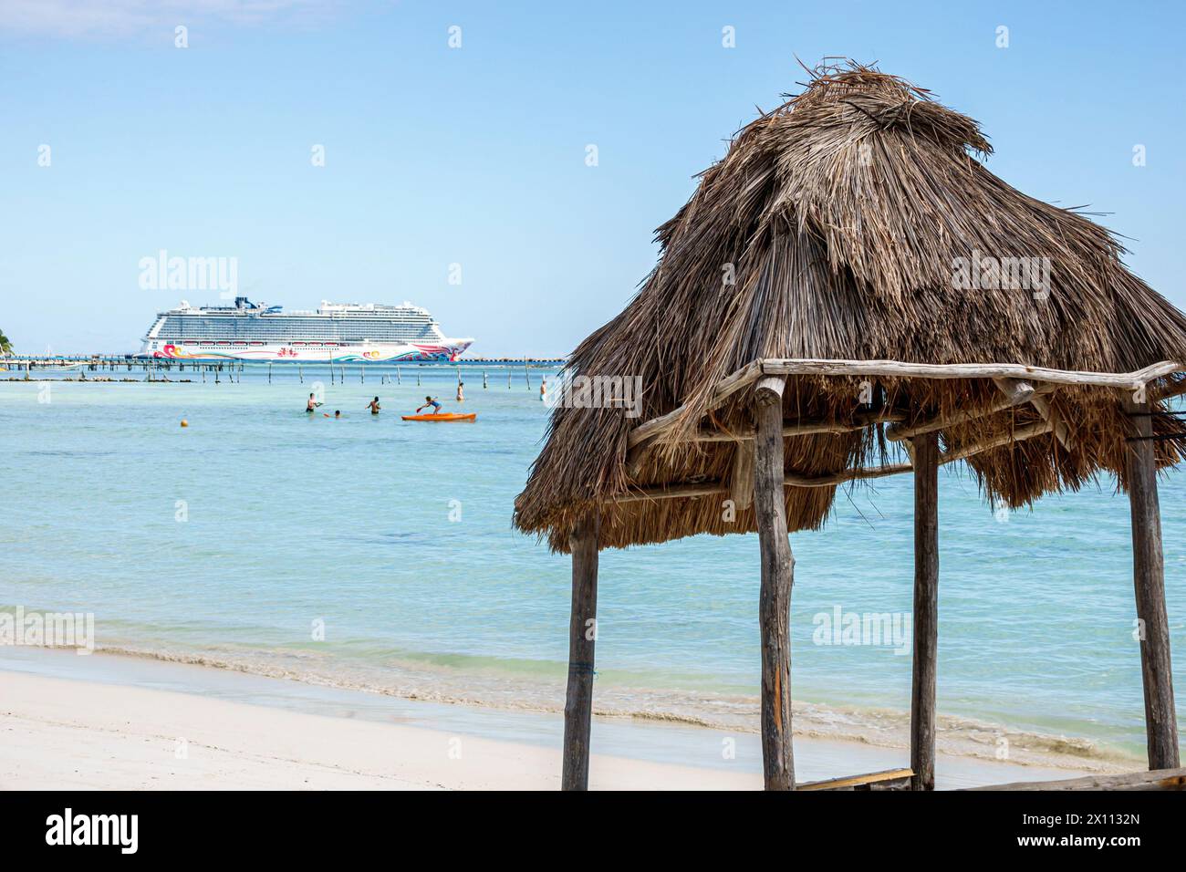 Costa Maya Mexique, Port de croisière, navire Norwegian Joy Cruise Line, itinéraire de 7 jours de la mer des Caraïbes, Playa Mahahual Beach Malecon, palapa hutte ouverte, toit de chaume Banque D'Images