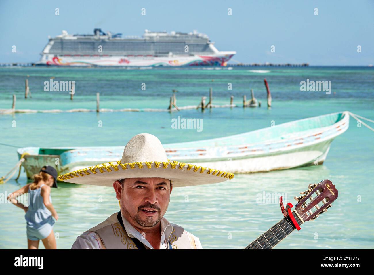 Costa Maya Mexique, Port de croisière, navire Norwegian Joy Cruise Line, itinéraire de 7 jours de la mer des Caraïbes, Playa Mahahual Beach Malecon, homme hispanique musicien Mariachi Banque D'Images