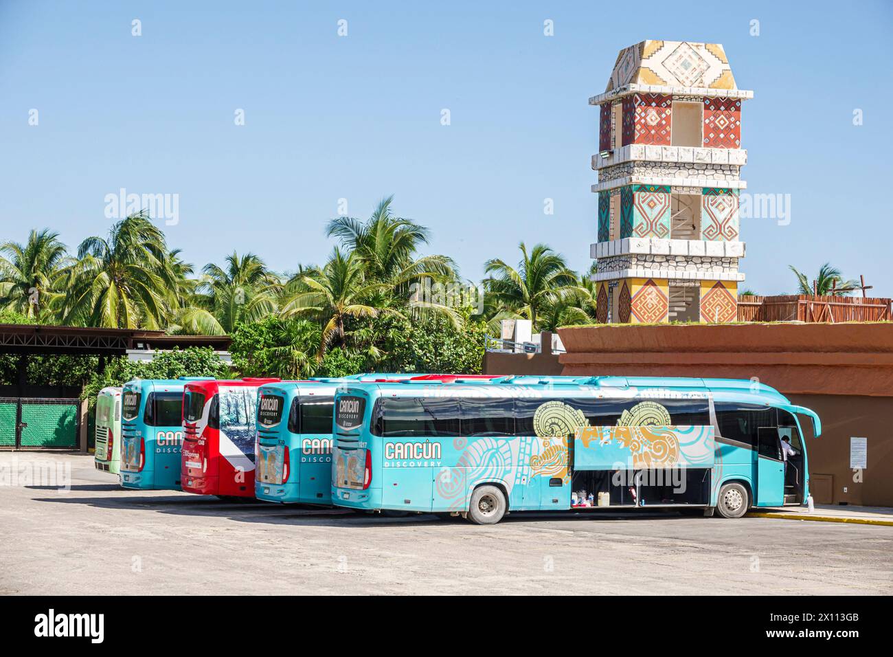 Costa Maya Mexique, Port de croisière, navire Norwegian Joy Cruise Line, itinéraire de 7 jours de la mer des Caraïbes, excursion en autocars de bus, visiteurs visitant Travel trav Banque D'Images