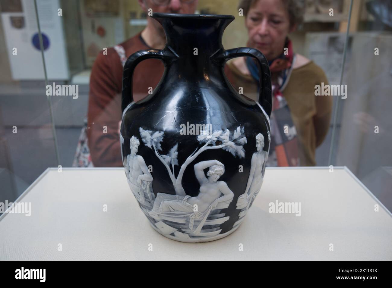 Le vase Portland en verre camée, probablement fabriqué à Rome, vers 15BC - AD25 le vase Portland est l'un des plus beaux morceaux de verre romain subsistant. Banque D'Images