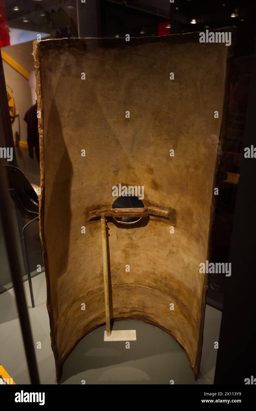 C'est le seul bouclier légionnaire romain complet survivant (scutum), bois, cuir et bronze, Dura-Europos, Syrie. Début des années AD 200 Banque D'Images