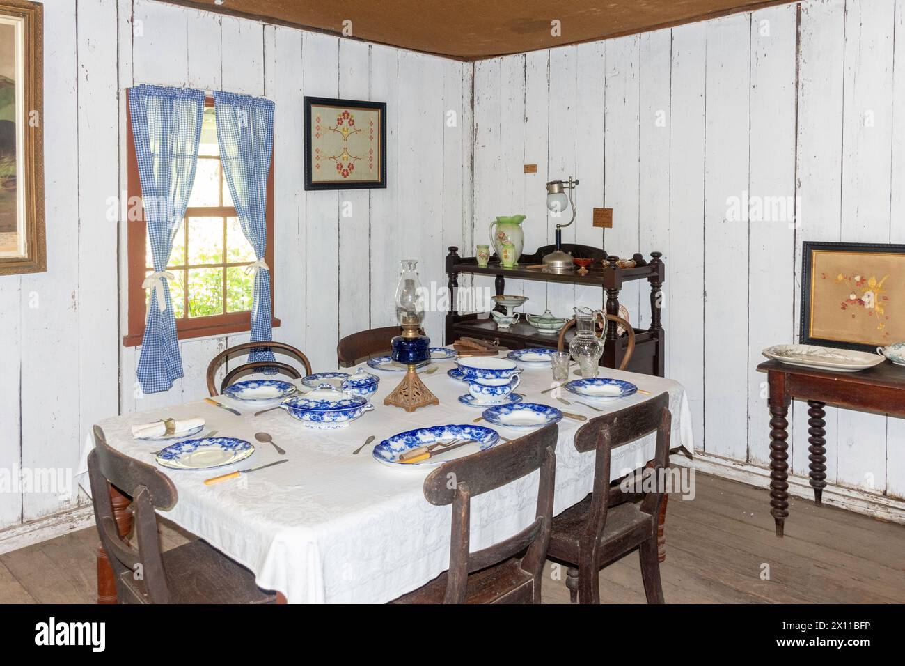 Salle à manger dans Riverside Rendall Cottage (1860) au Pioneer Village Museum, Moss Vale Road, Kangaroo Valley, Nouvelle-Galles du Sud, Australie Banque D'Images