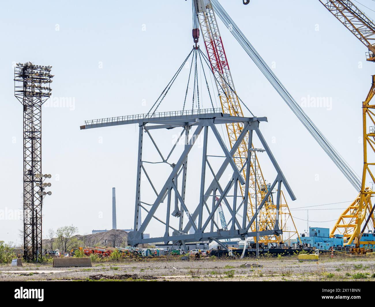 Intervention de Key Bridge 2024 les sauveteurs du Commandement unifié utilisent la barge grue Chesapeake 1000 pour déplacer une grosse pièce d'acier de soutien du pont Francis Scott Key, le 14 avril 2024, à Baltimore, Maryland. La Chesapeake 1000 est la plus grande grue flottante sur la côte est, et le retrait de ces gros morceaux aidera à ouvrir un chenal à accès limité qui permet le trafic maritime à sens unique vers le port de Baltimore. L’enlèvement des débris et des épaves est en cours afin d’appuyer une priorité absolue d’ouvrir le chenal de Fort McHenry de façon sécuritaire et efficace. (Photo du corps des ingénieurs de l'armée américaine par Charles Del Banque D'Images