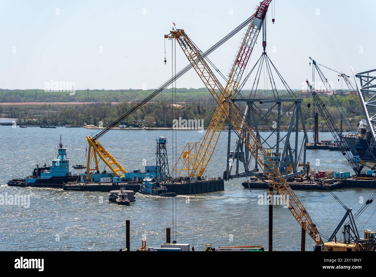 Intervention de Key Bridge 2024 les sauveteurs du Commandement unifié utilisent la barge grue Chesapeake 1000 pour déplacer une grosse pièce d'acier de soutien du pont Francis Scott Key, le 14 avril 2024, à Baltimore, Maryland. La Chesapeake 1000 est la plus grande grue flottante sur la côte est, et le retrait de ces gros morceaux aidera à ouvrir un chenal à accès limité qui permet le trafic maritime à sens unique vers le port de Baltimore. L’enlèvement des débris et des épaves est en cours afin d’appuyer une priorité absolue d’ouvrir le chenal de Fort McHenry de façon sécuritaire et efficace. (Photo du corps des ingénieurs de l'armée américaine par Charles Del Banque D'Images