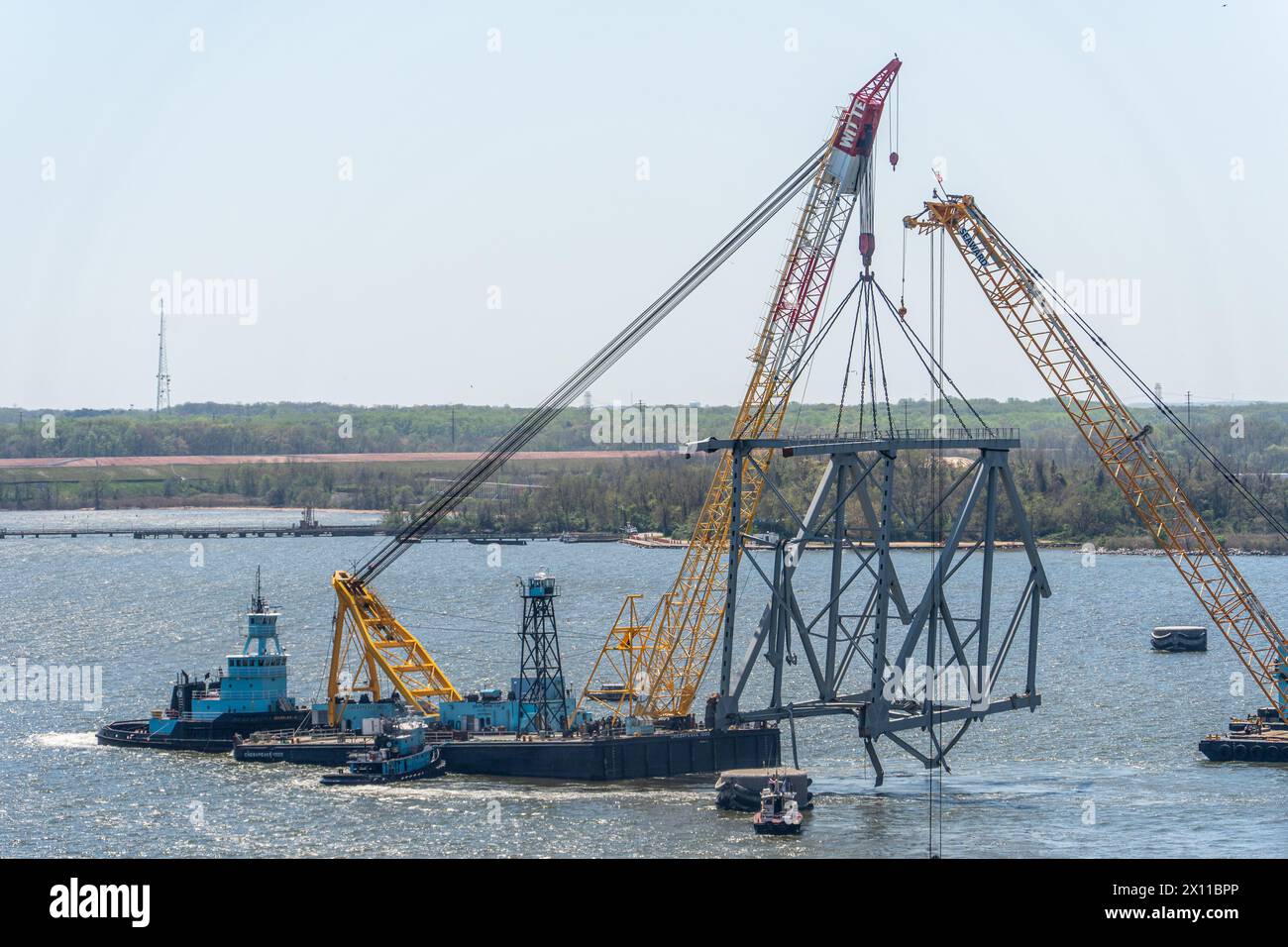 Intervention de Key Bridge 2024 les sauveteurs du Commandement unifié utilisent la barge grue Chesapeake 1000 pour déplacer une grosse pièce d'acier de soutien du pont Francis Scott Key, le 14 avril 2024, à Baltimore, Maryland. La Chesapeake 1000 est la plus grande grue flottante sur la côte est, et le retrait de ces gros morceaux aidera à ouvrir un chenal à accès limité qui permet le trafic maritime à sens unique vers le port de Baltimore. L’enlèvement des débris et des épaves est en cours afin d’appuyer une priorité absolue d’ouvrir le chenal de Fort McHenry de façon sécuritaire et efficace. (Photo du corps des ingénieurs de l'armée américaine par Charles Del Banque D'Images