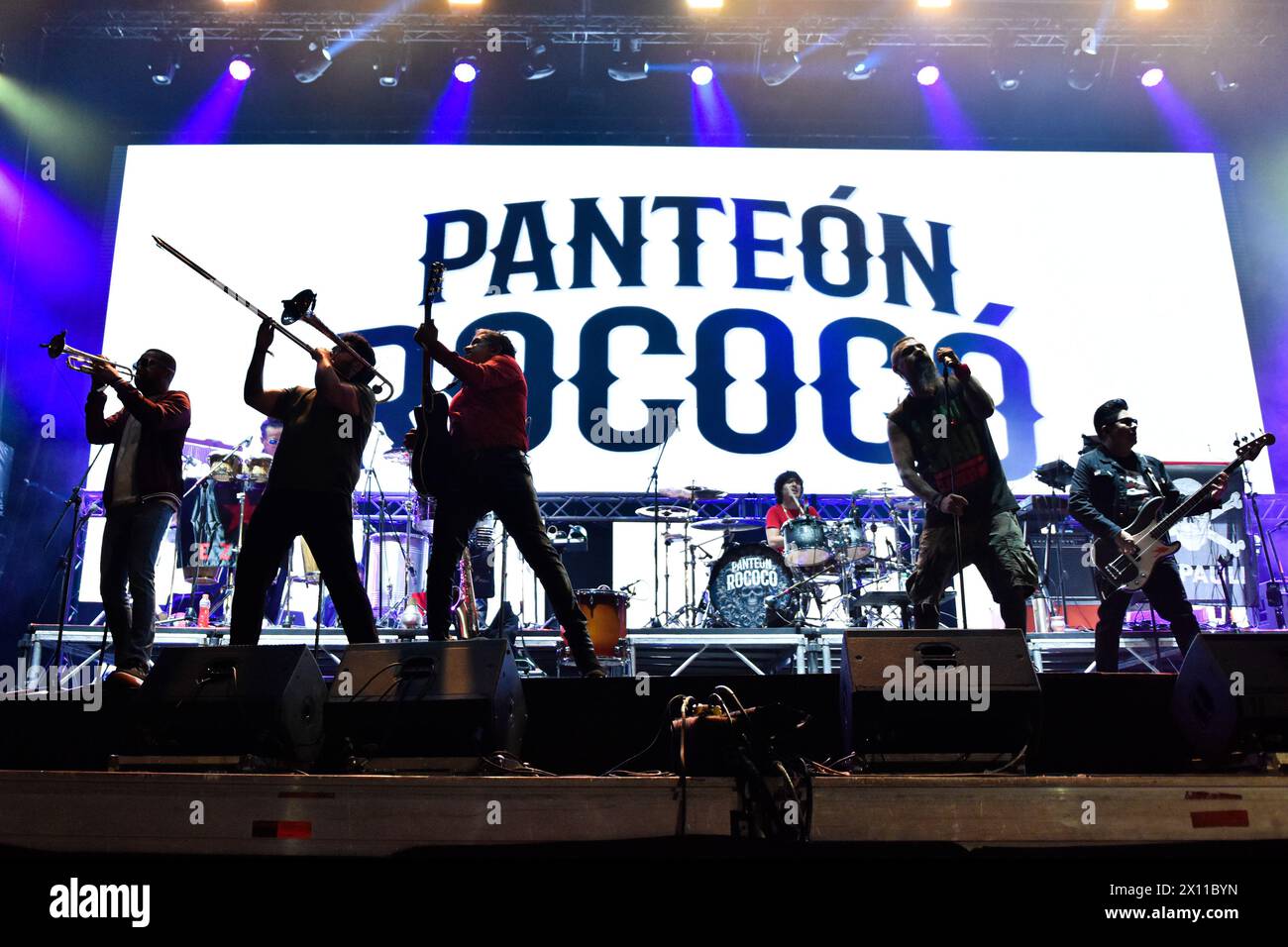Bogota, Colombie. 12 avril 2024. Panteon Rococo joue lors du concert Paz Rock à Bogota, en Colombie, le 12 avril 2024. Photo par : Cristian Bayona/long Visual Press crédit : long Visual Press/Alamy Live News Banque D'Images