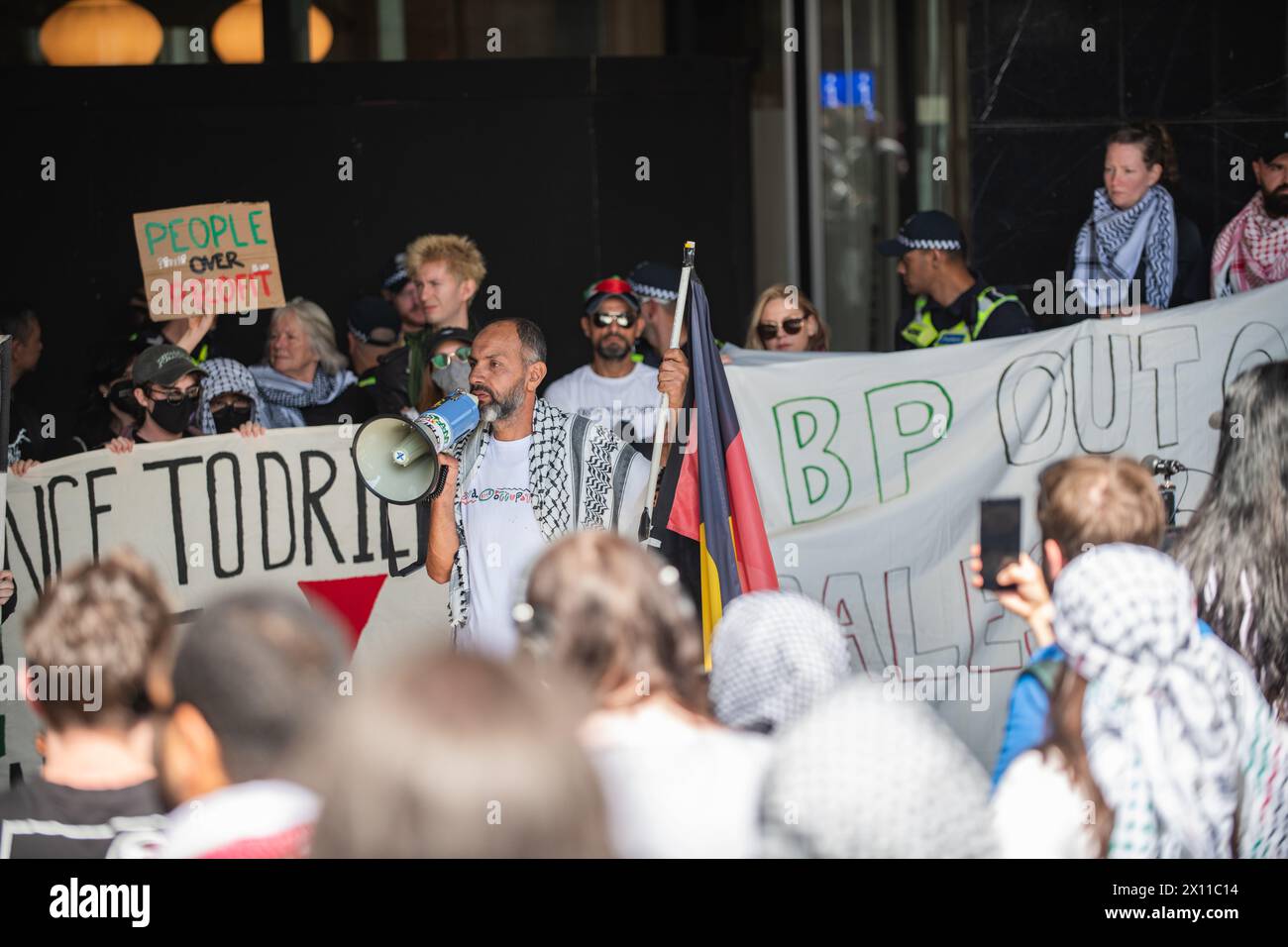 Melbourne, Australie. 15 avril 2024, Melbourne, Australie. Des manifestants pro-palestiniens se rassemblent devant le bureau de BP à Melbourne, protestant contre leur permis minier en Israël. Cela a lieu dans le cadre d'une journée mondiale d'action. Crédit : Jay Kogler/Alamy Live News Banque D'Images