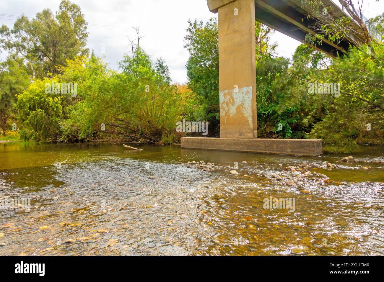 Peel River sous le pont piétonnier à Tamworth en Australie. Banque D'Images
