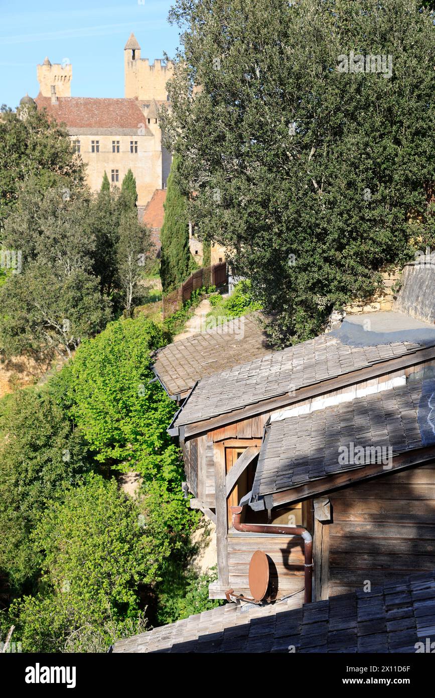Maison troglodyte contemporaine au sommet de la falaise près du Château fort de Beynac en Périgord Noir. Haut de la maison, toit en verre, toit en forme de poisson Banque D'Images