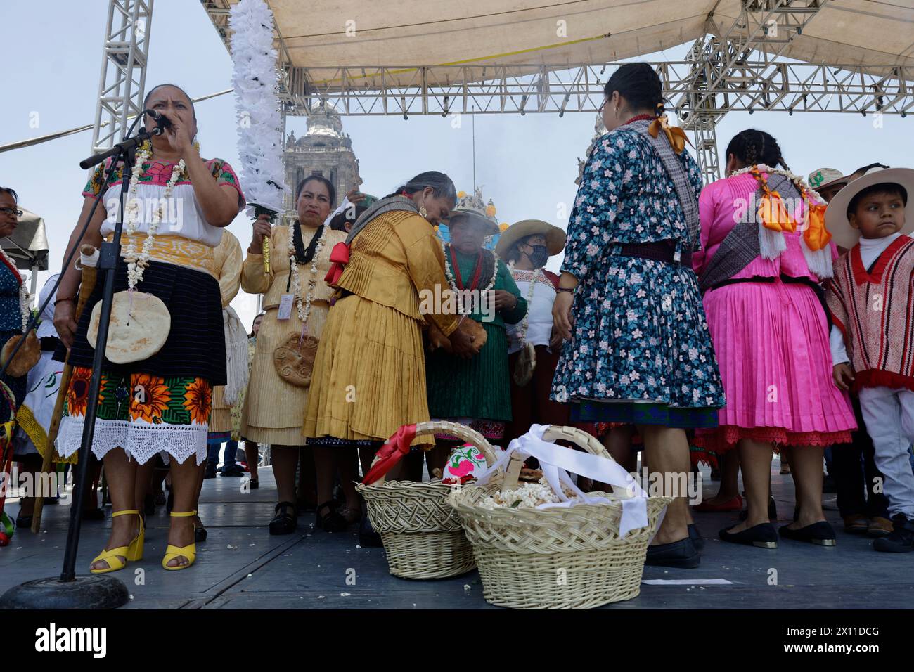 Mexico, Mexique. 14 avril 2024. Des membres de la communauté autochtone Mazahua de l'État de Mexico cohabitent pendant la clôture du Festival de la langue maternelle dans le Zocalo de Mexico. Les gens de diverses villes et quartiers à travers la République mexicaine offrent une variété de produits à vendre, y compris l'artisanat, la nourriture, et de nombreux produits traditionnels du pays. (Photo de Gerardo Vieyra/NurPhoto) crédit : NurPhoto SRL/Alamy Live News Banque D'Images