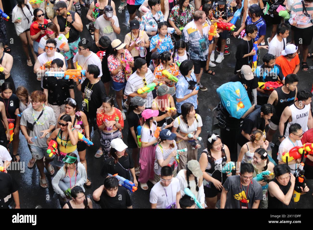 Bangkok, Thaïlande - 14 avril 2024 : les gens célèbrent le festival Songkran sur si Lom Rd. Festival de l'eau en Thaïlande. Banque D'Images