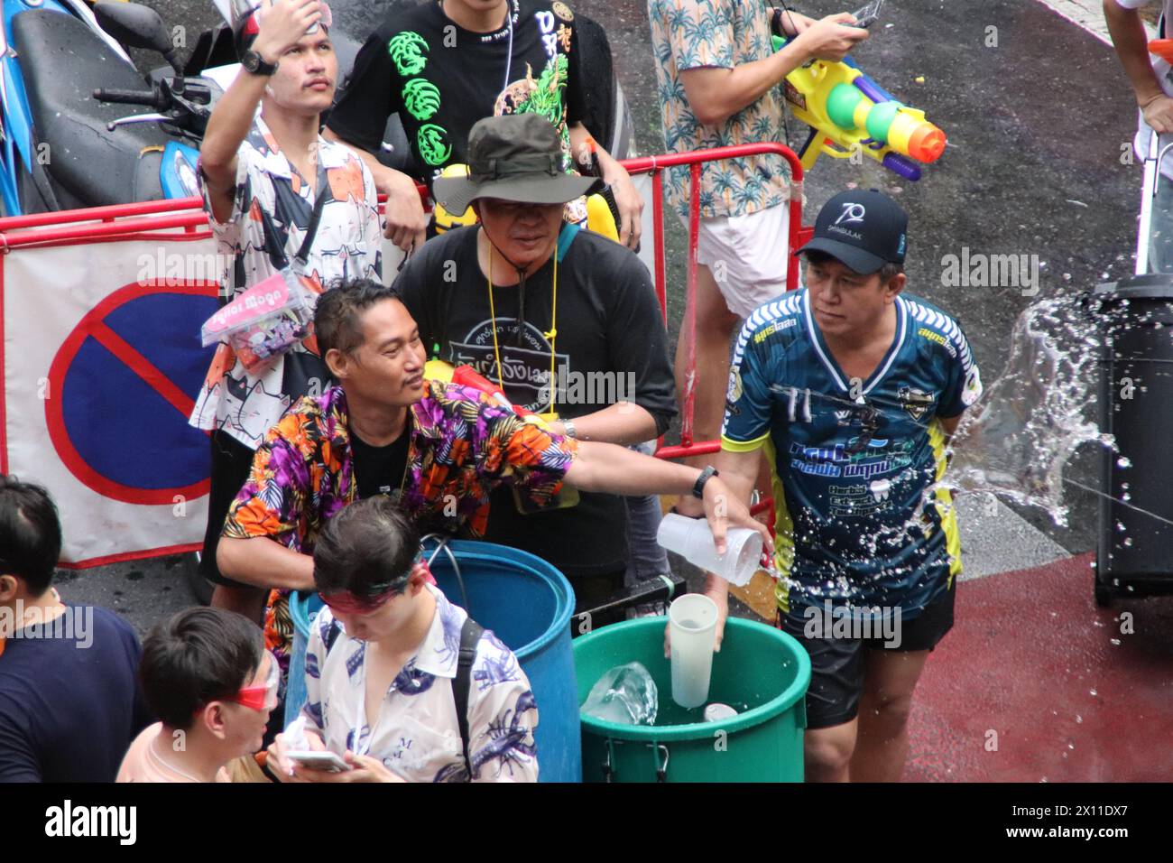 Bangkok, Thaïlande - 14 avril 2024 : les gens célèbrent le festival Songkran sur si Lom Rd. Festival de l'eau en Thaïlande. Banque D'Images