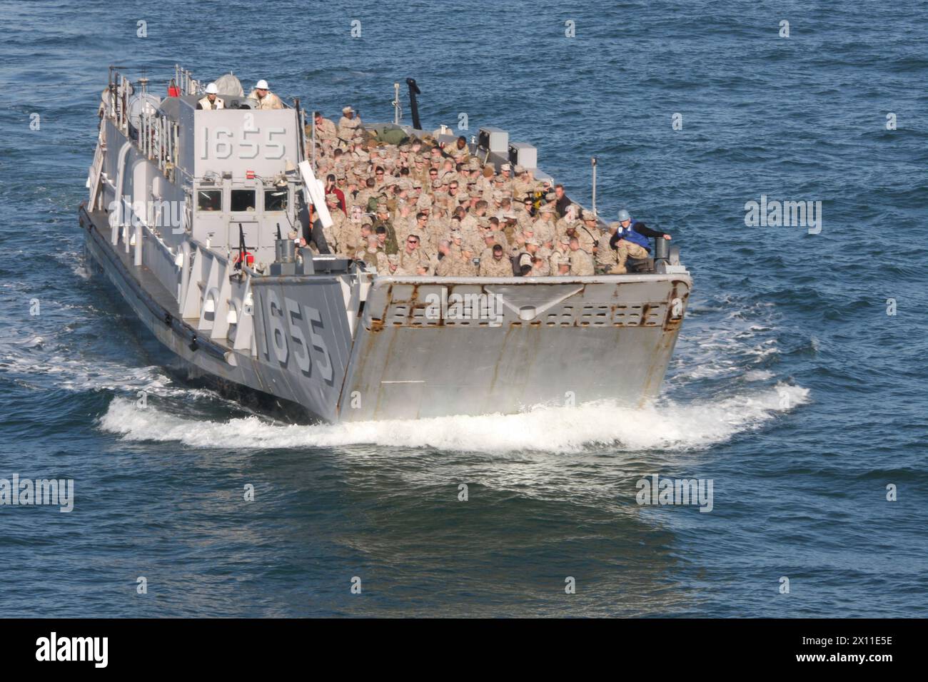 Les Marines et les marins de la 24e Marine Expeditionary Unit traversent l'océan Atlantique en direction de l'USS Nassau à bord d'un vaisseau de débarquement, Utility Jan. 20, 2010 en préparation de leur déploiement à venir. Banque D'Images