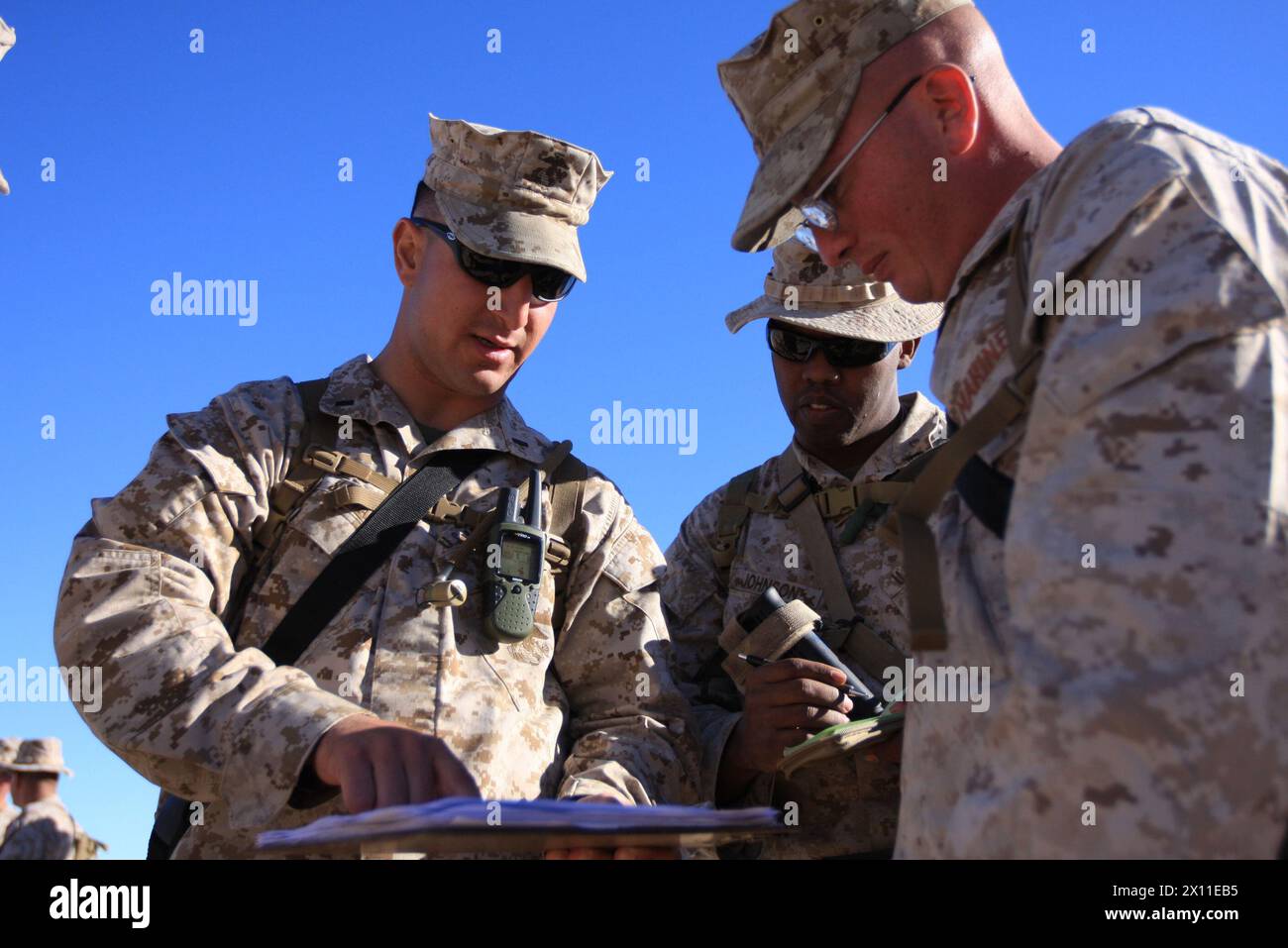 Entraînement des Marines à Twentynine Palms. Le premier Lt. Saba Safiari, l'officier exécutif de Transportation support Co, explique au Sgt. Paul Black, un chef d'escouade pour la 1ère escouade, 1ère peloton, comment correctement mettre en place une escouade pour défendre une base opérationnelle avancée Jan. 12, 2010 Banque D'Images
