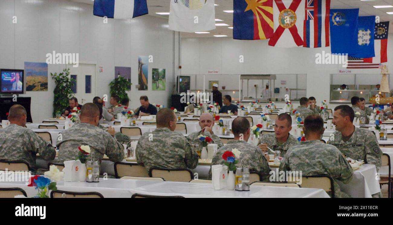 Les soldats de la 25e brigade d'aviation de combat de l'armée américaine apprécient la salle spacieuse et l'abondance de choix de repas, dans le nouveau restaurant Eagles Nest South Dining Facility à la base opérationnelle de contingence Speicher. env. 04 juillet 2004 Banque D'Images