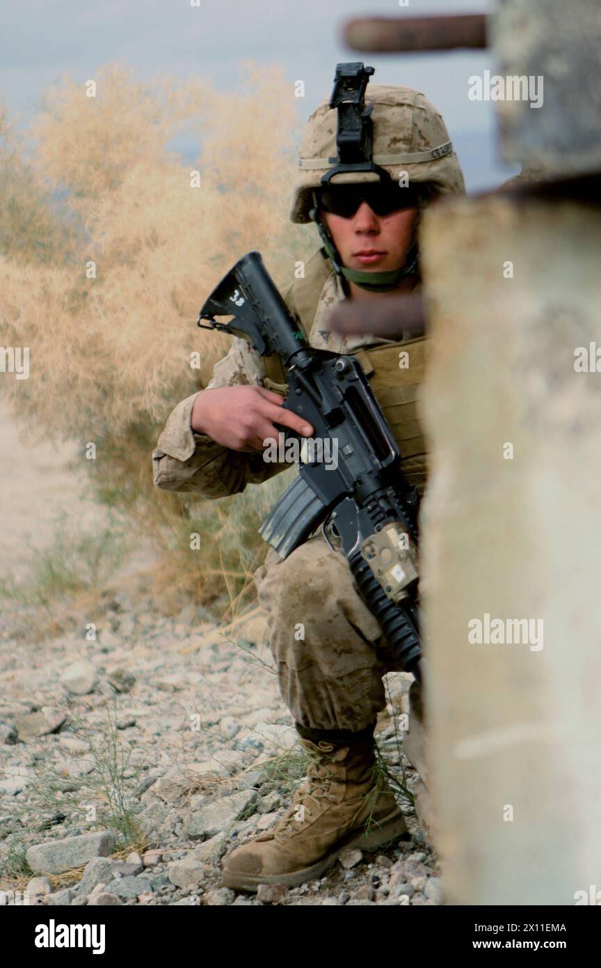 Un Marine avec la compagnie C, 1er bataillon, 2e régiment de Marines, prend refuge derrière un tas de béton alors que la compagnie prend d'assaut le combat Center Range 210 au MCAGCC ATwentynine Palms, le 20 janvier 2010. Le bataillon devrait être déployé en Afghanistan plus tard cette année. Banque D'Images