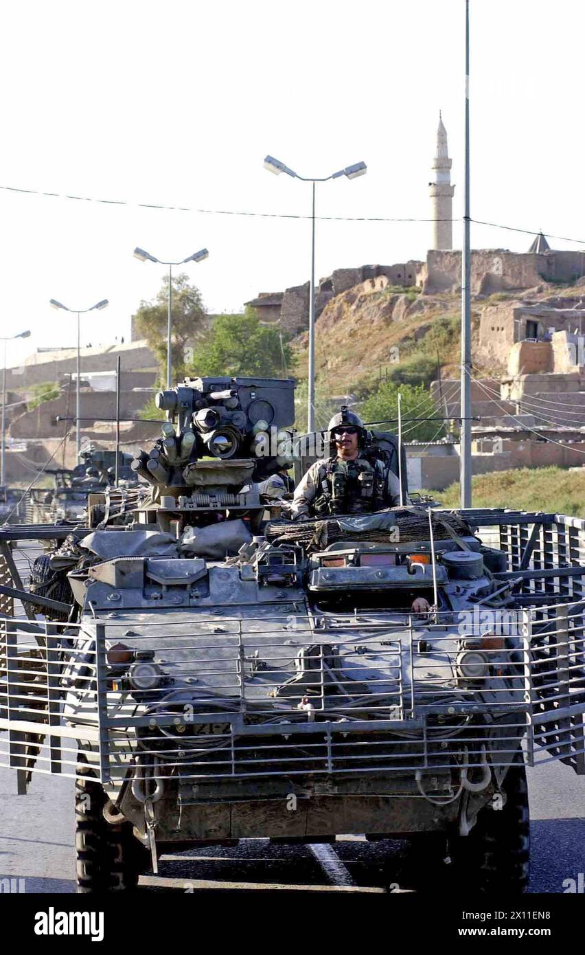 Légende originale : un Stryker se déplace à travers la ville de Mossoul, en Irak. Le Stryker Vehicle à huit roues, diesel, de 350 chevaux est le véhicule de combat tactique le plus récent de l'armée de terre CA. 13 avril 2004 Banque D'Images