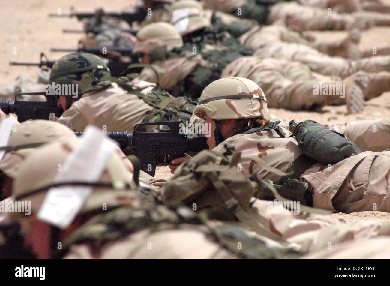 SPC Aubrey Pomares, radiodiffuseur du 13e détachement des affaires publiques de ft. Irwin, Calif., se concentre sur sa cible lors d'un récent entraînement à distance au Koweït CA. 2004 Banque D'Images