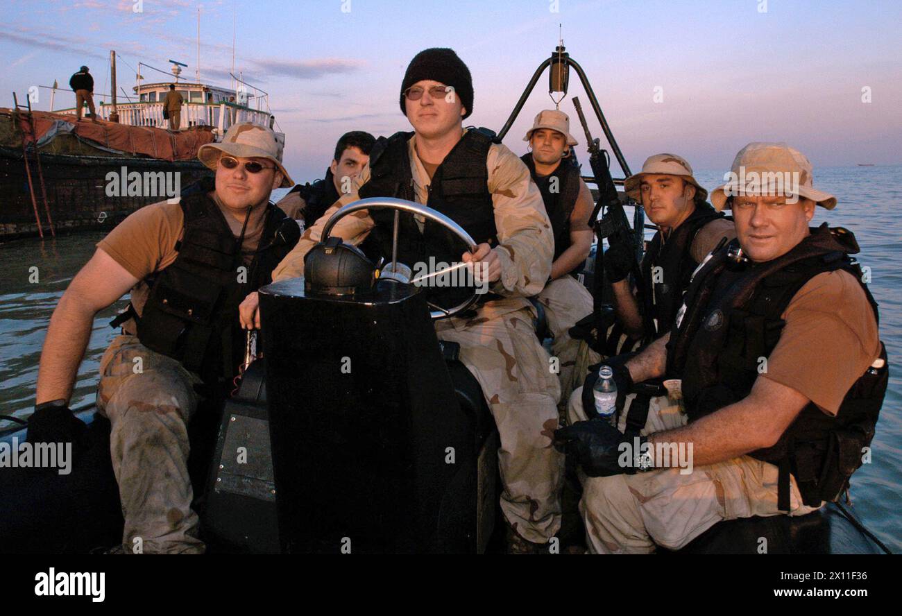 GOLFE ARABIQUE (9 janvier 2004)--les membres du détachement d'application de la loi de la Garde côtière américaine (LEDET) 106 se déplacent dans un bateau gonflable à coque rigide de l'USS Firebolt (PC 10) à un boutre de chargement où ils monteront à bord du navire et chercheront du pétrole iraquien de contrebande. Les LEDET de la Garde côtière sont souvent déployés à bord des navires de la marine américaine et ils sont considérés comme des spécialistes des armatures et des enquêtes à bord des navires. Le LEDET 106, basé à San Diego, est dépêché dans le golfe Persique pour aider les forces de la coalition dans le cadre de l'opération Iraq Freedom et des opérations d'interception maritime. Banque D'Images