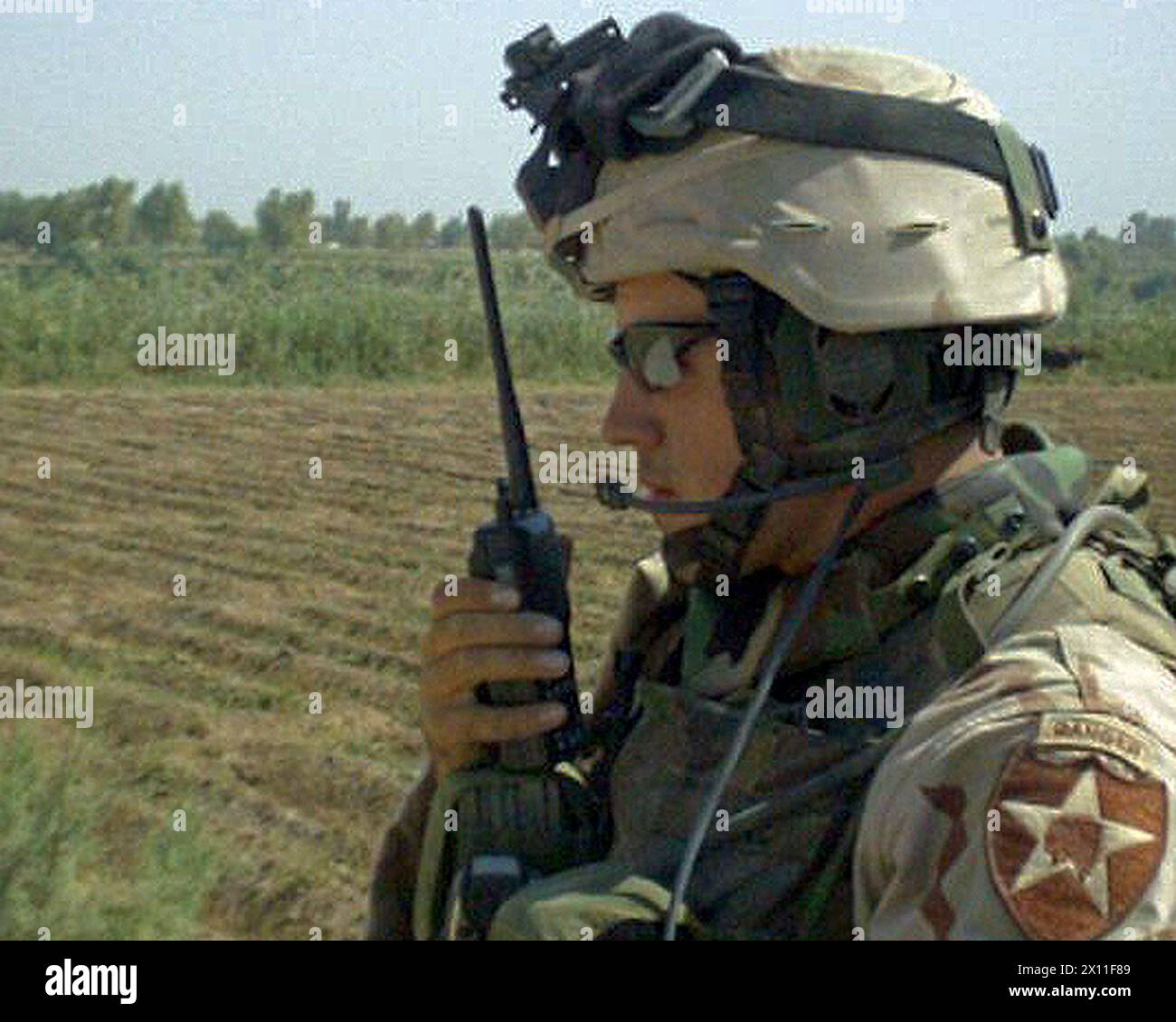 Le capitaine William C. Brine, actuellement déployé en tant que commandant de bataille du 316e Commandement de la durabilité (expéditionnaire), communique avec des éléments amis lors d'un déploiement en Irak, CA. 2004. Banque D'Images