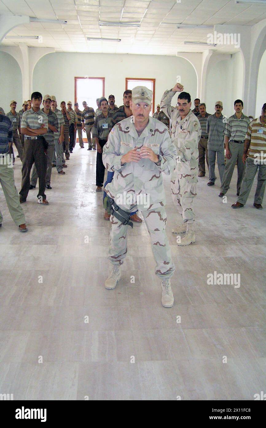 Le Sgt. De 1re classe Gary Stengel, du 852e Centre des opérations de la zone arrière, et le Sgt.-maître Jack Solorio, du 13e corps d'armée, démontrent comment réagir lorsqu'il est attaqué par l'arrière avec un couteau CA. 08 octobre 2004 Banque D'Images