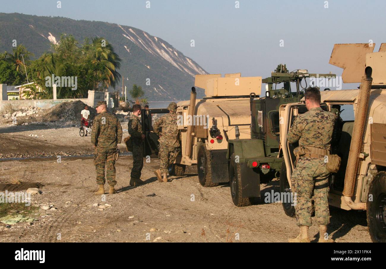 Les Marines du bataillon de logistique de combat 22, 22e unité expéditionnaire des Marines, se préparent à se rendre à petit Goave depuis la plage de Grand Goave, Haïti, le 24 janvier 2010. En réponse à un tremblement de terre dévastateur, qui a frappé le pays d’Haïti, les Marines et les marins de la 22e MEU ont commencé à livrer des fournitures de secours et à fournir une aide médicale à l’appui de l’opération réponse unifiée, le 19 janvier. Banque D'Images