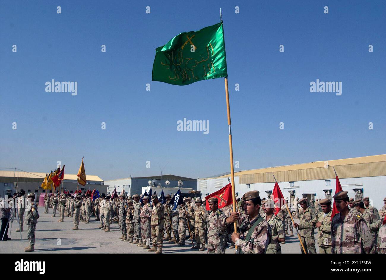 Le 2e bataillon de la Force d'intervention irakienne, 'les léopards', affiche son guide de bataillon pour la première fois lors d'une cérémonie de déballage et de prise en charge de mission au Camp Ferrin-Huggins le 31 juillet 2004. Les léopards sont le premier bataillon de l'IIF à prendre le contrôle d'une zone officiellement contrôlée par les troupes américaines. Banque D'Images