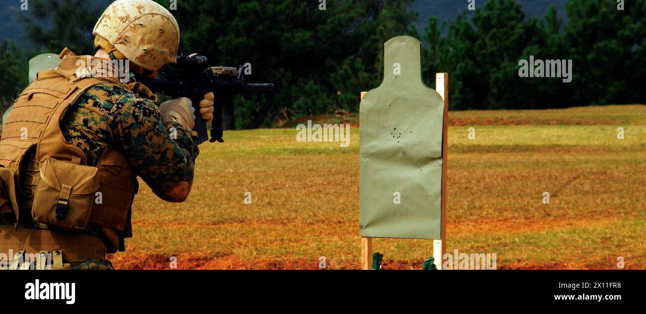 Les Marines de la 5th Air Naval Gunfire liaison Company, III Marine Expeditionary Force, mènent une formation de tir au fusil de combat intermédiaire Tableau 3 le 11 janvier 2010 au Camp Hansen en préparation de leur déploiement en Afghanistan à l'appui de l'opération Enduring Freedom. Banque D'Images
