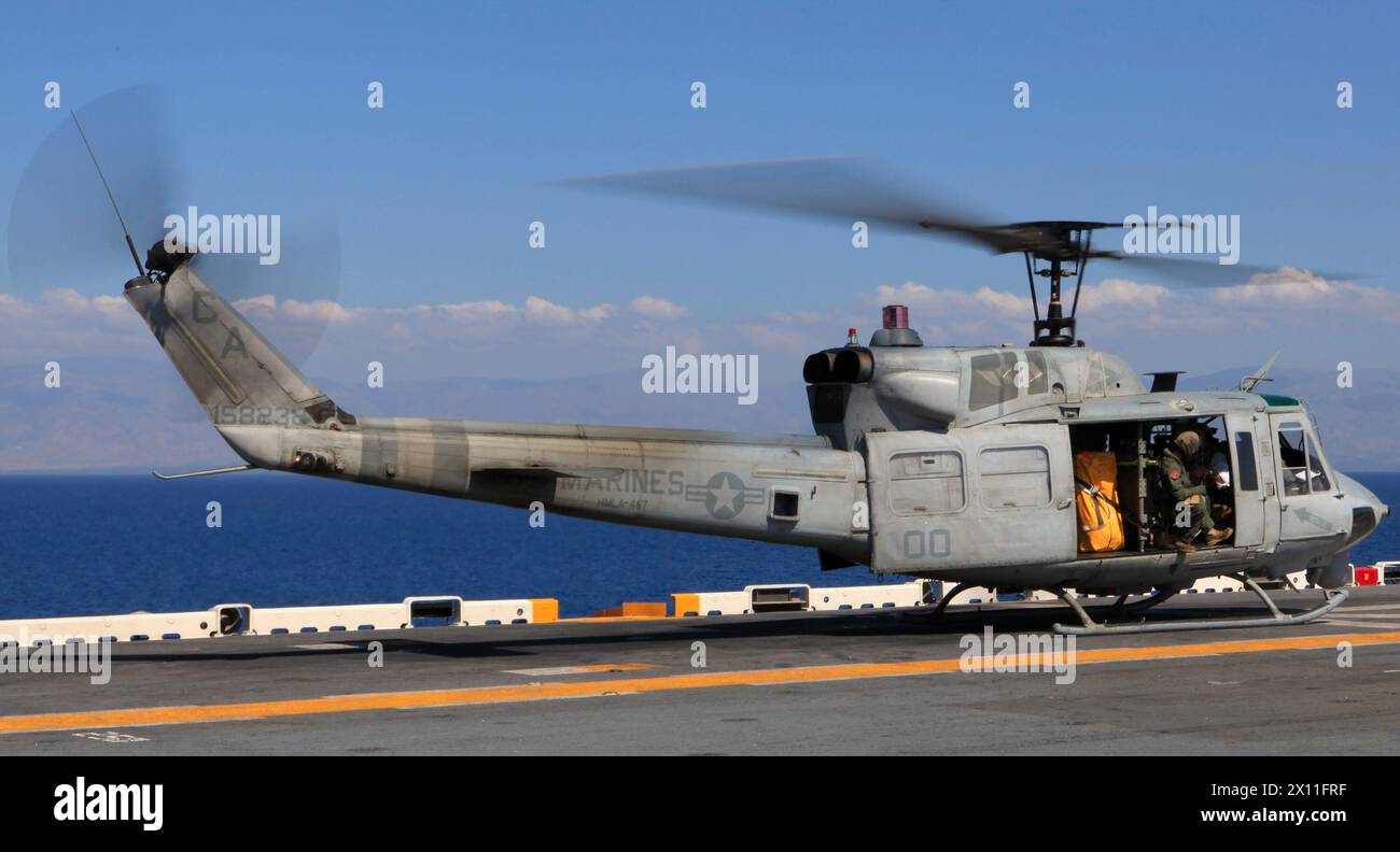 Lieutenant Gen. Ken Keen, commandant de la Force opérationnelle interarmées Haïti, arrive au navire d'assaut amphibie USS Bataan sur un UH-1N Huey du Marine Heavy Helicopter Squadron 461 (renforcé) pour visiter les Marines de la 22e Marine Expeditionary Unit et les marins du USS Bataan, 25 janvier 2010. Banque D'Images