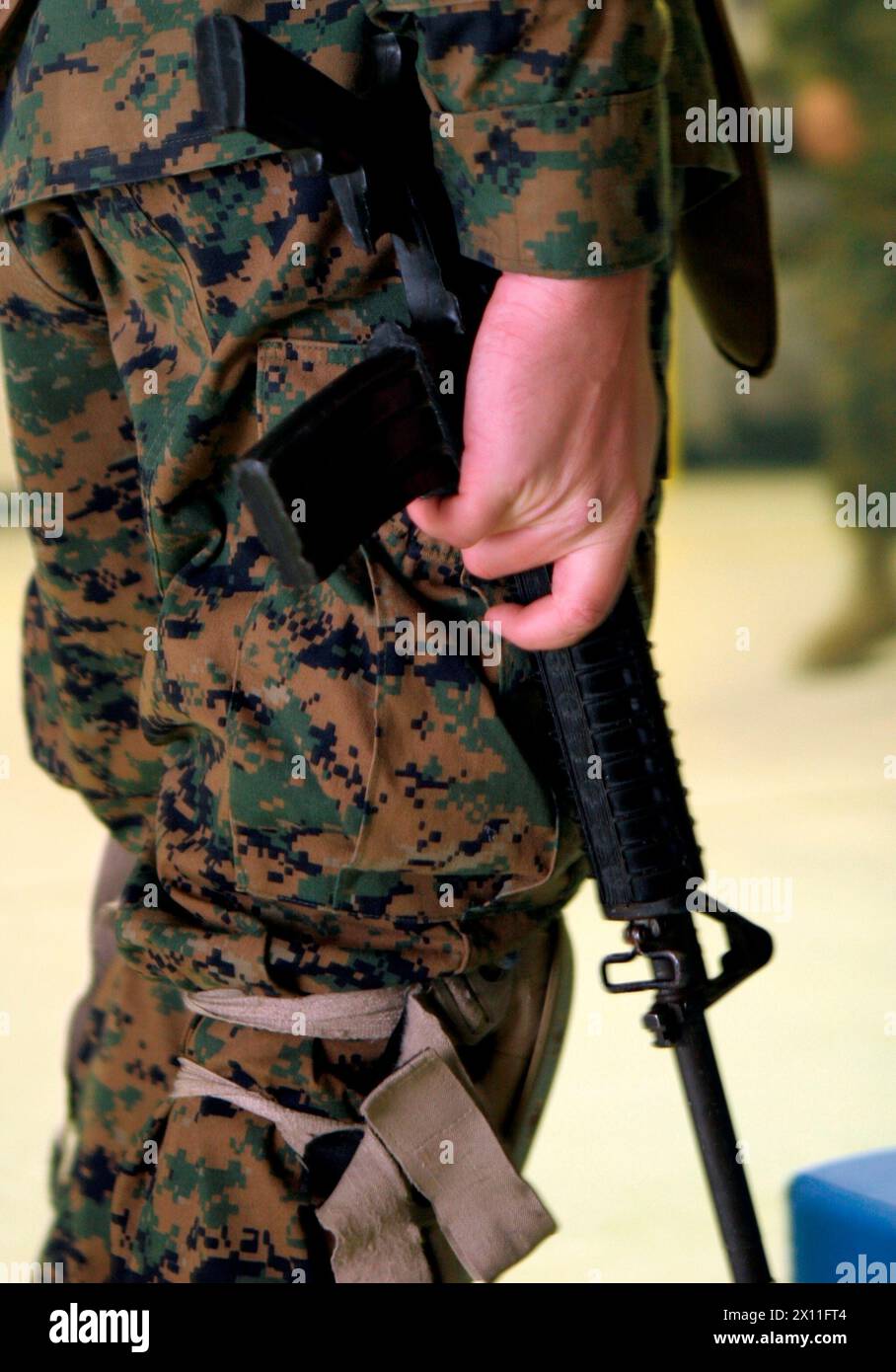 Japon : un Marine attend sa chance d'entrer dans l'entraîneur HEAT le 12 janvier 2010 pendant la formation pré-déploiement du 5th ANGLICO le 11-15 janvier au Camp Hansen pour leur déploiement prévu en Afghanistan plus tard cette année. Banque D'Images