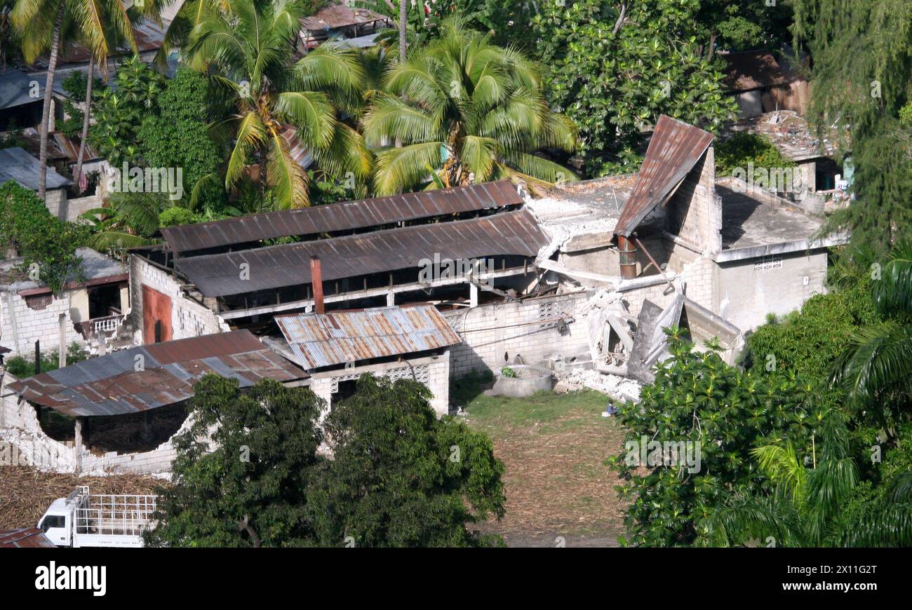 Une maison à Léogane, Haïti se trouve en ruine, le 21 janvier 2010 après un tremblement de terre majeur a frappé l'île le 12 janvier. La 22e unité expéditionnaire maritime, embarquée à bord des navires du Bataan Amphibious Ready Group, est déployée en appui aux opérations de secours en Haïti. Banque D'Images