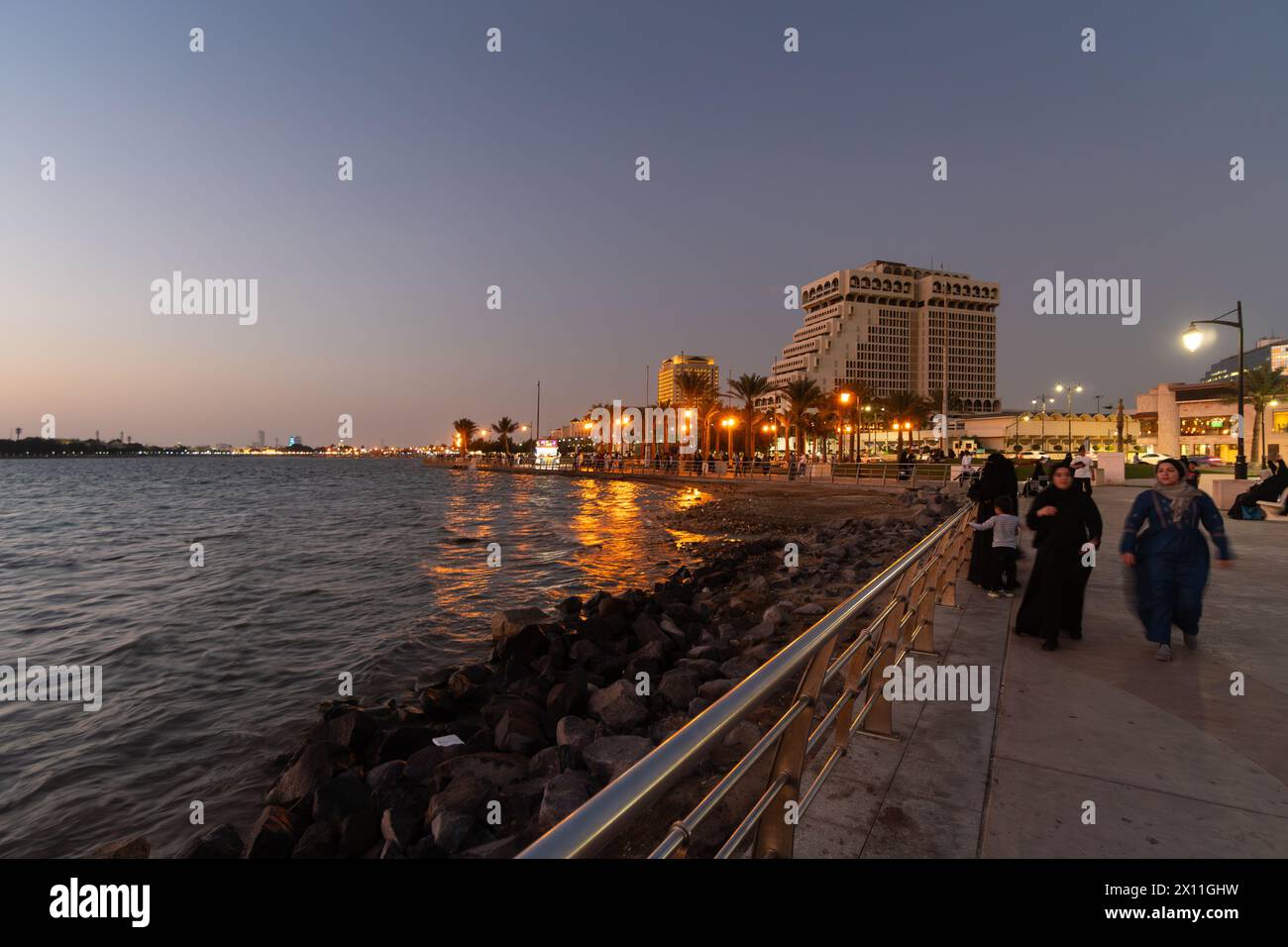 Djeddah, Arabie Saoudite - janvier 30 2023 : les gens apprécient le crépuscule de la Corniche Al-Hamra au bord de la mer rouge en Arabie Saoudite. Banque D'Images