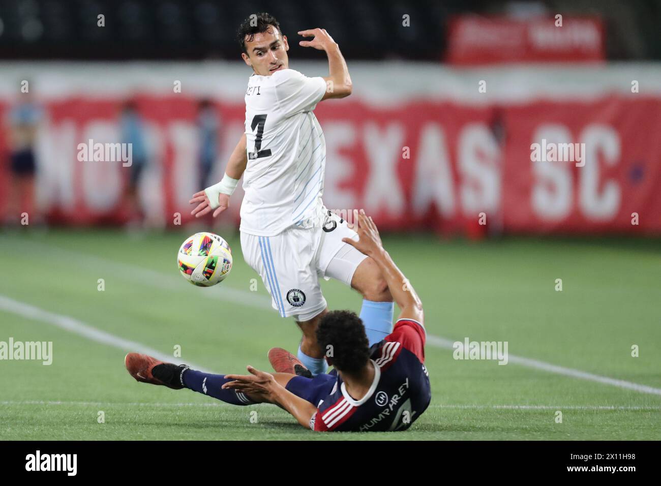 Arlington, Texas, États-Unis. 14 avril 2024. Le défenseur du North Texas SC TURNER HUMPHREY (4 ans) et le GIO MIGLIETTI de Tacoma Defiance (81 ans) se sont emmêlés après une tête sur le ballon lors de leur match MLS Next Pro dimanche au Choctaw Stadium à Arlington, au Texas. (Crédit image : © Brian McLean/ZUMA Press Wire) USAGE ÉDITORIAL SEULEMENT! Non destiné à UN USAGE commercial ! Banque D'Images