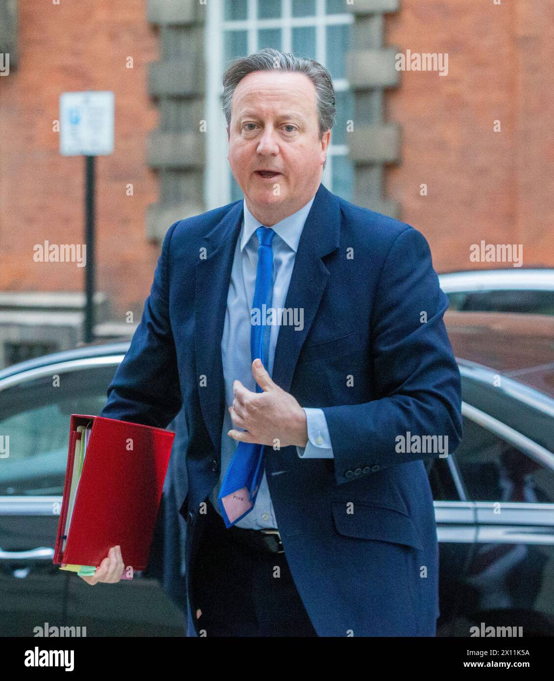 Londres, Royaume-Uni. 15 avril 2024. Le ministre des Affaires étrangères David Cameron est vu à Westminster avant d'apparaître dans des émissions de petit-déjeuner..Credit : Tayfun Salci / Alamy Live News Banque D'Images