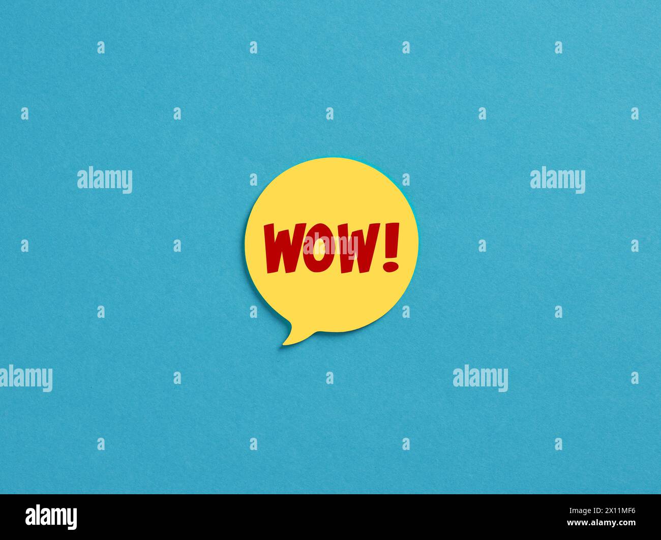 Le mot wow sur une bulle jaune sur fond bleu. Banque D'Images